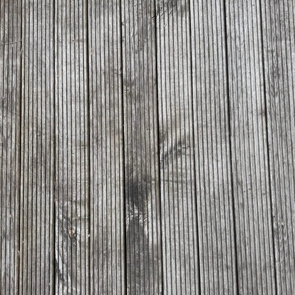 Detail dubových terasových prken při pohledu shora