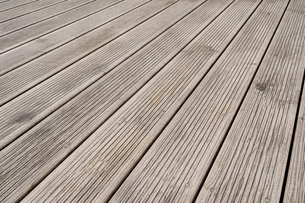 Detail hoblovaných terasových prken se stříbrošedou patinou